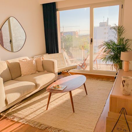 Proyecto Luz Sala luminosa con sofá, mesa de café y vista exterior. Decoración minimalista.